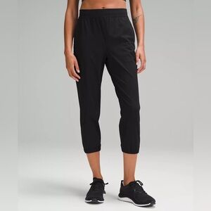 Adapted State HR Jogger Crop (Black — Size 4)